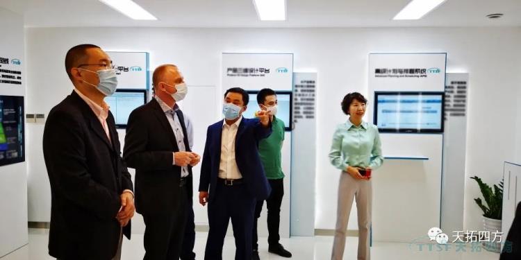 ÈÈÁÒ»¶ÓÎ÷ÃÅ×ÓÊý×Ö»¯¹¤Òµ¼¯ÍÅFA BU×Ü˾ÀíWesterholtÏÈÉúÒ»ÐÐݰÁÙ×ðÁú¿Ê± ÈÈÁÒ»¶ÓÎ÷ÃÅ×ÓÊý×Ö»¯¹¤Òµ¼¯ÍÅFA BU×Ü˾ÀíWesterholtÏÈÉúÒ»ÐÐݰÁÙ×ðÁú¿Ê±