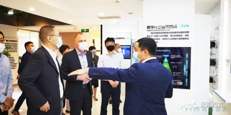 ÈÈÁÒ»¶ÓÎ÷ÃÅ×ÓÊý×Ö»¯¹¤Òµ¼¯ÍÅFA BU×Ü˾ÀíWesterholtÏÈÉúÒ»ÐÐݰÁÙ×ðÁú¿Ê± ÈÈÁÒ»¶ÓÎ÷ÃÅ×ÓÊý×Ö»¯¹¤Òµ¼¯ÍÅFA BU×Ü˾ÀíWesterholtÏÈÉúÒ»ÐÐݰÁÙ×ðÁú¿Ê±